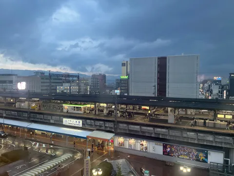 雨雲の下、駅前のざわめき