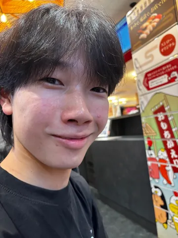 穏やかな微笑みの奥で