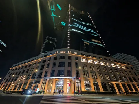 夜を彩る都会の光景