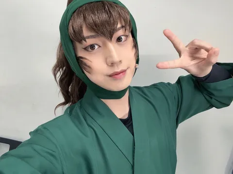 緑の装い、クールなポーズ