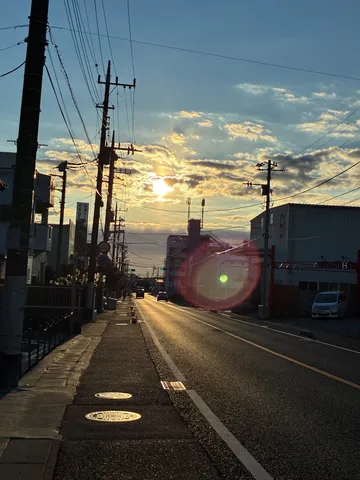 夕暮れ道、光の軌跡