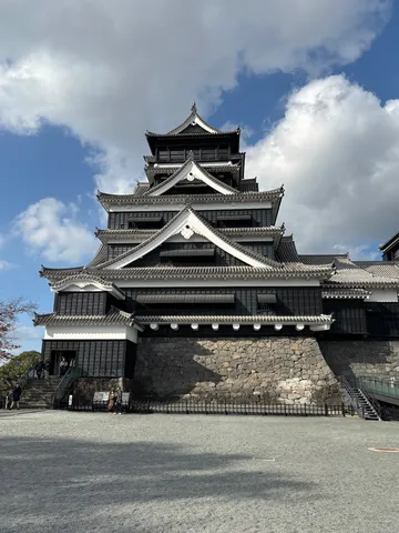 黒い城壁に映える青空と白雲