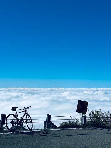 雲海と自転車の静かな一瞬