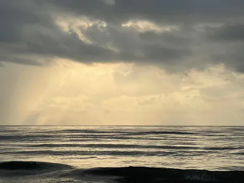 暗雲に射し込む光