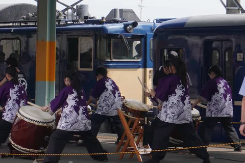 和太鼓と青い列車、響き合う鼓動