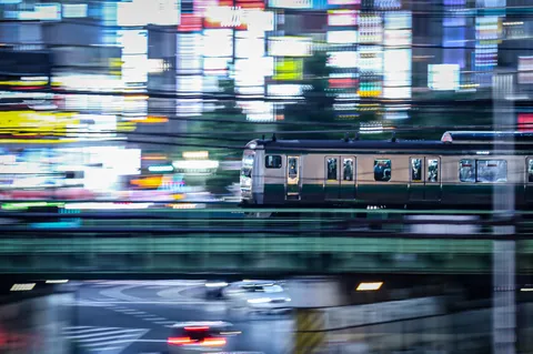 流れる夜景と疾走する電車