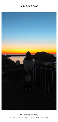 茜色の海と静かな背中