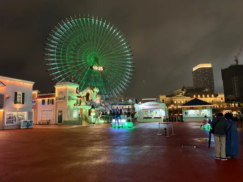 緑の観覧車が夜を照らす