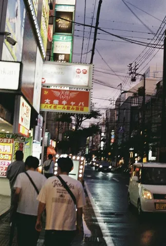 夜の街角、光と電線