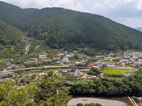 山に抱かれた集落と清流