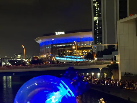 青の水辺と青照明の夜景
