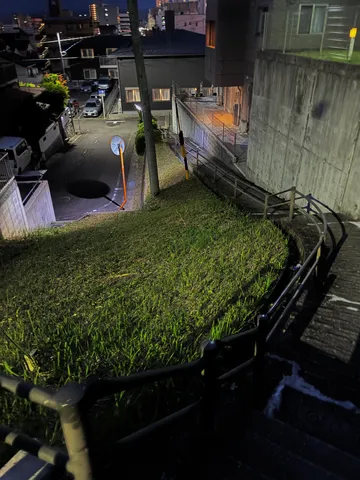 深夜の坂道、街灯と鏡