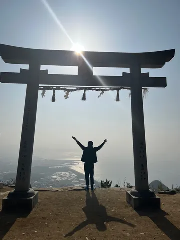 鳥居の向こうで太陽を掴む