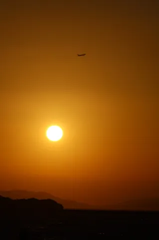 夕陽と空の飛翔感