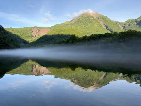 朝霧に包まれた静寂の湖面