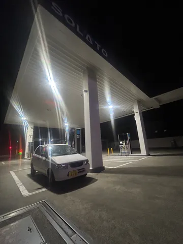 夜のガソリンスタンド