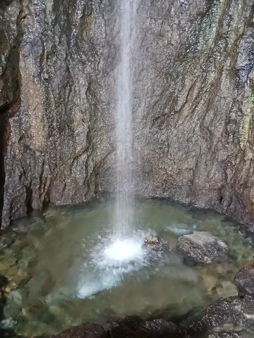 岩壁に落ちる静かな滴