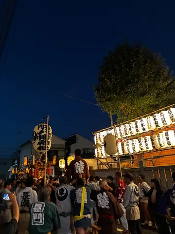 灯り舞う夏夜の法被群