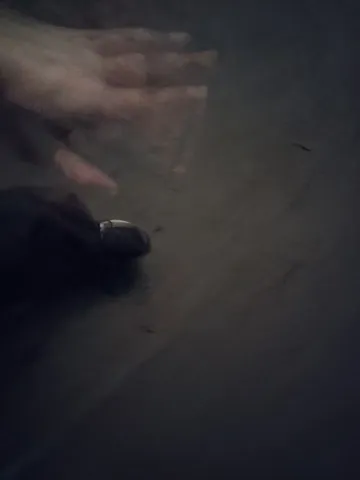 水面のように揺らぐ指先