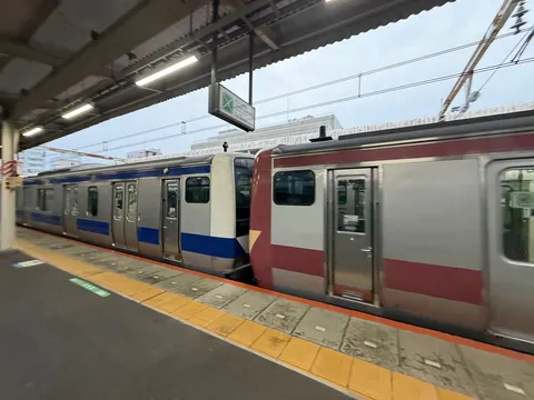 駅に佇む、列車の静かな時間