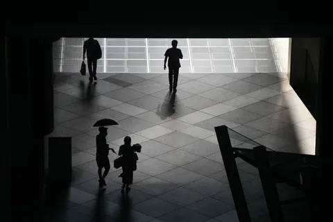 光と影の交差点、人々のシルエット