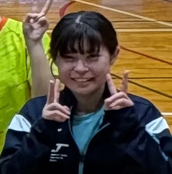 明るい笑顔とダブルピース