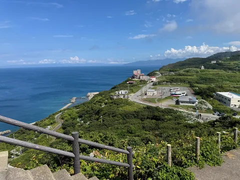 海と道と緑の岬風景