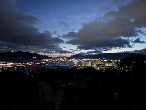 宵闇の都市、静寂の光