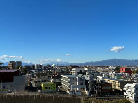 青空と遠くの山並み、街の息吹