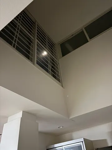 角部屋にこぼれる静光