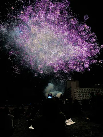 夜空を染める花火の雫