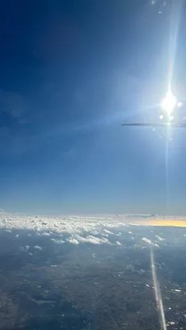 太陽と雲海、機窓からの絶景