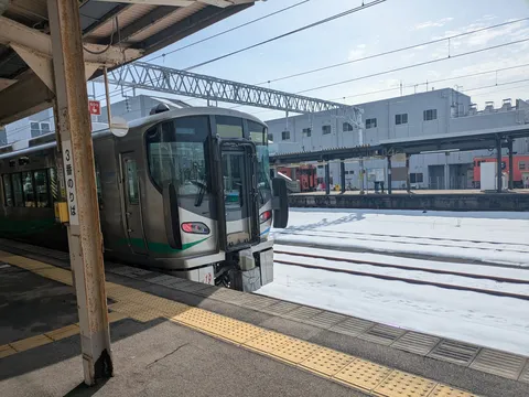 雪のホームと銀色の車両