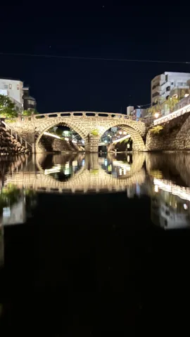 夜の石橋と水面の鏡映