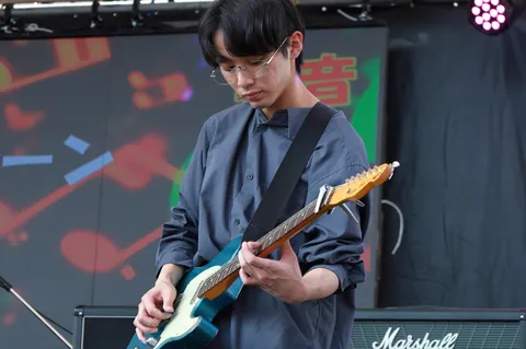 青いギターと静かな演奏