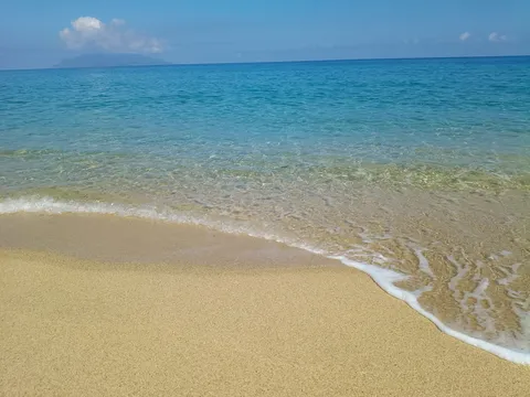 透明な海と砂の境界