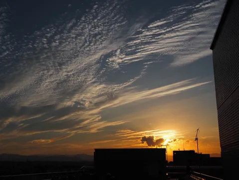 ビル影に沈む夕陽のグラデーション