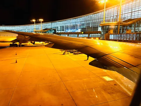 夜の空港、飛行機とオレンジ色の光