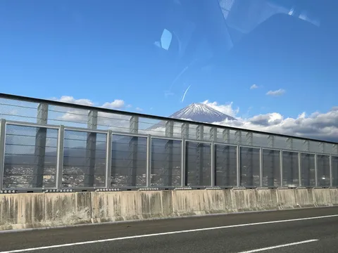車窓越しの冬富士と青空
