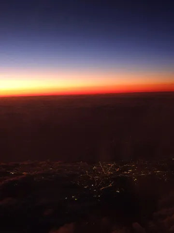 夕暮れの水平線と灯り