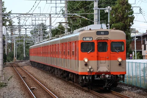 夕暮れの路面電車の軌跡