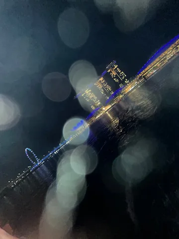 雨粒越しの夜景がエモい