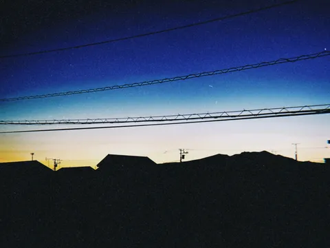 夕暮れの電線と屋根