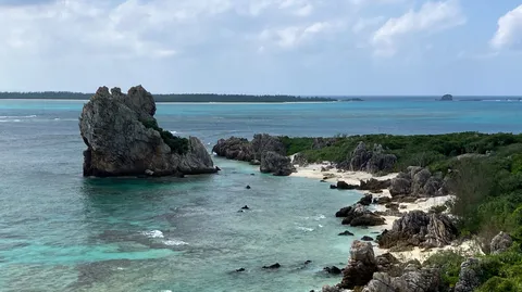 海と岩の静かな浜辺