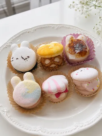 白い皿の小さな祝祭