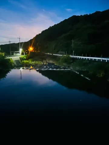 夜明け前の静寂、水面に映る光