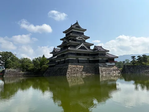 水鏡に映る、悠久の黒き城