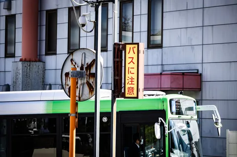 忠実すぎるバスと看板