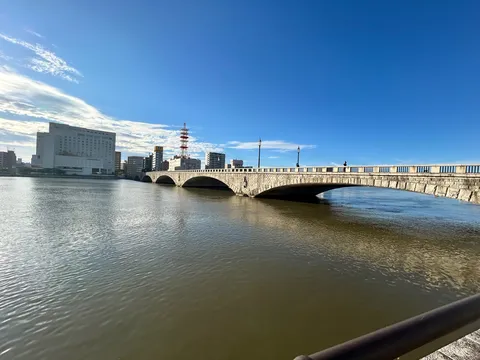 青空と石橋、水面のコントラスト