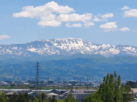 残雪の山と新緑の里